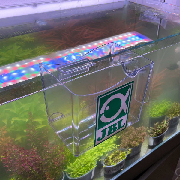 JBL Fangbecher am Aquarium